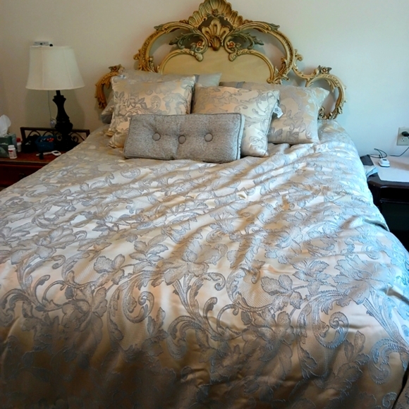 Moving sales, all high end almost new - Picture 8 of 12